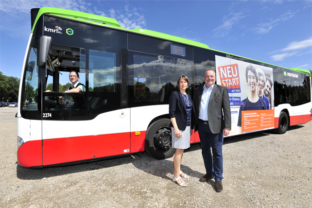 Landrat Bodo Klimpel und Jobcenter-Leiterin Nicole Heier stehen vor einem Bus mit Werbung für die Qualifizierungsmesse 